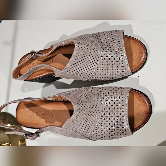 BONAVI Leather Perforated Silver Sling Back Block Heeled Sandal.Size US 7.5 - Picture 2 of 12